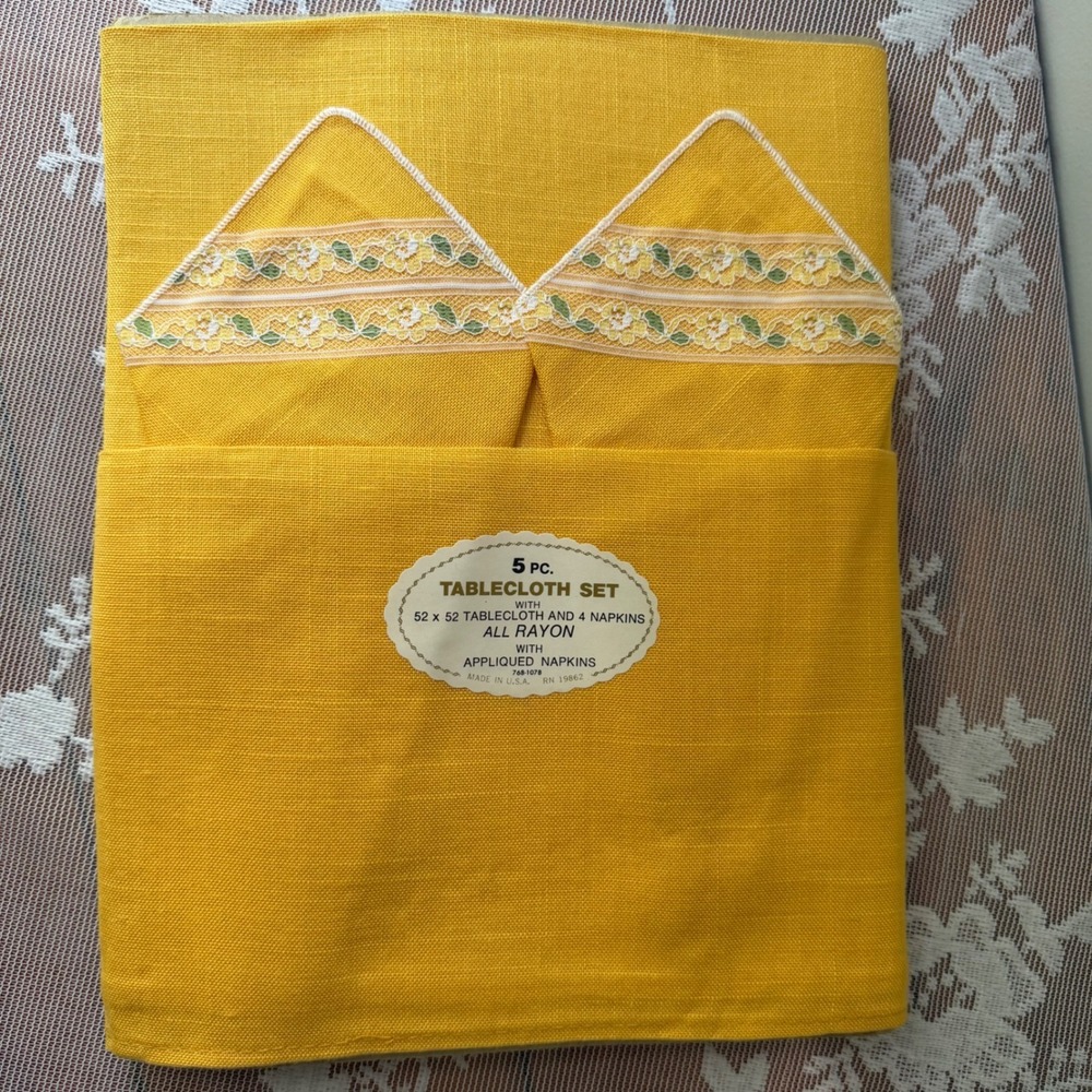 Vintage Tablecloth Set 5pc 52x52 Yellow Rayon New Floral Lace Applique USA